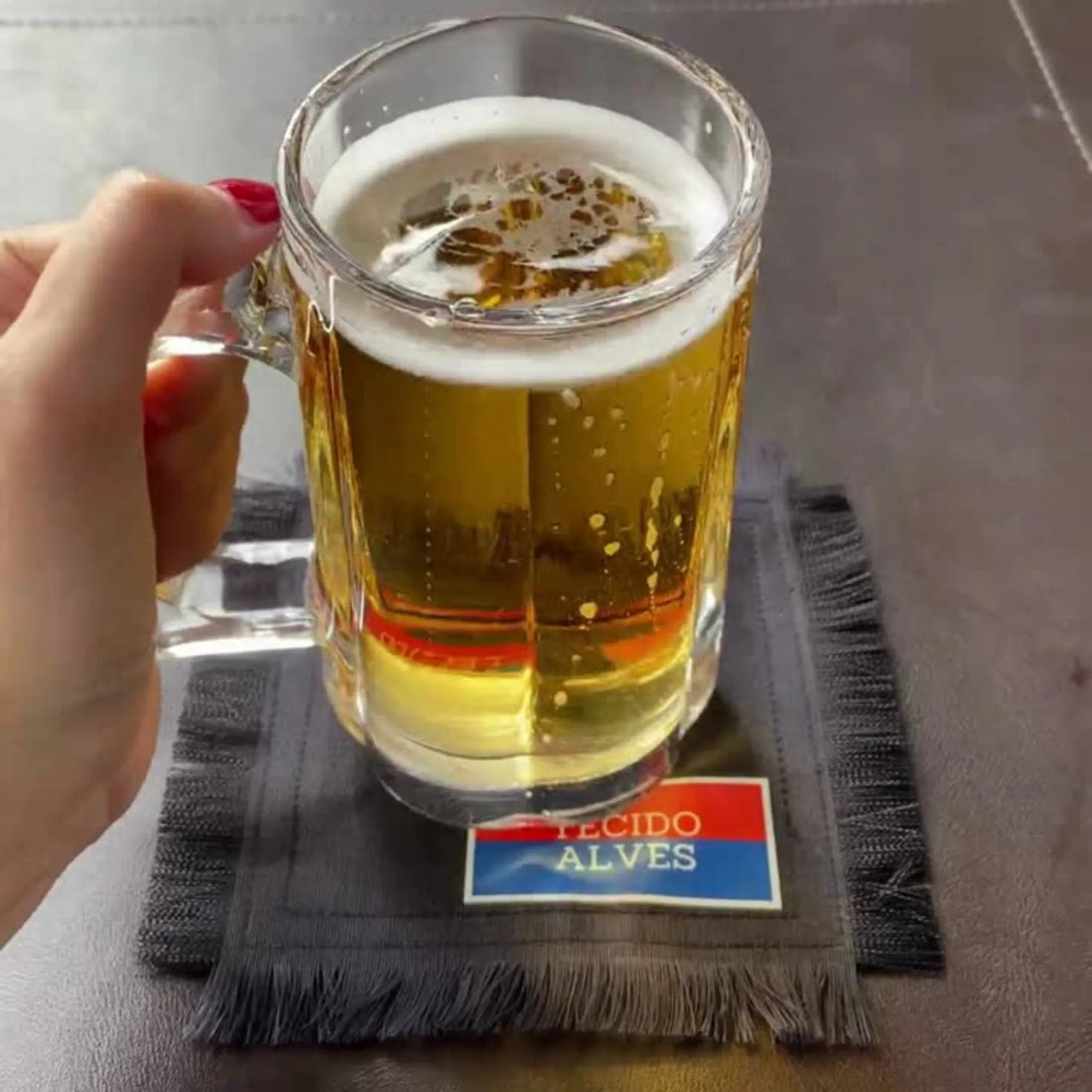 A História dos Porta-Copos: de Simples Proteção a Item de Estilo e Publicidade